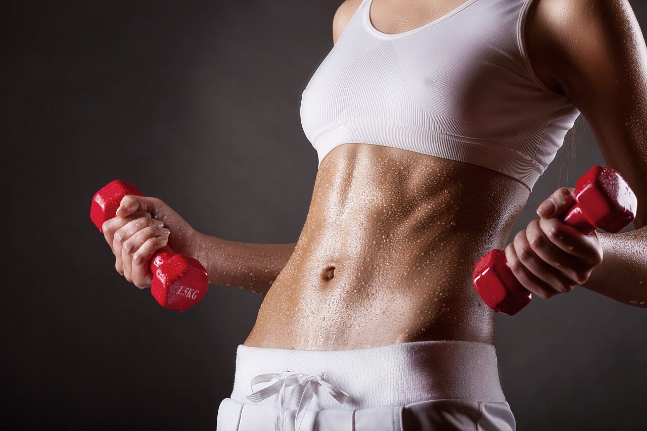 健身训练的哑铃特写照片的女人