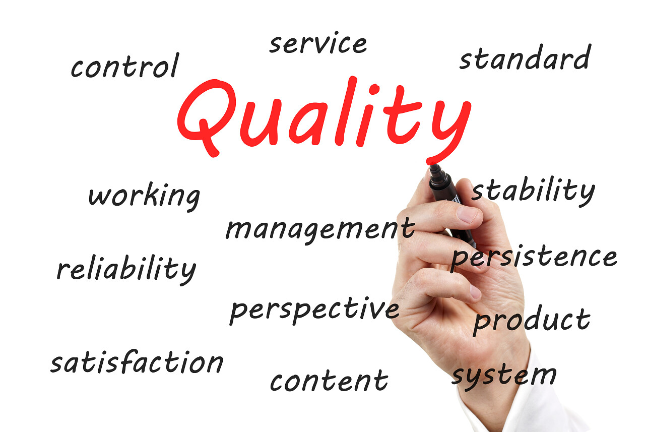 在屏幕的质量上书写的商人