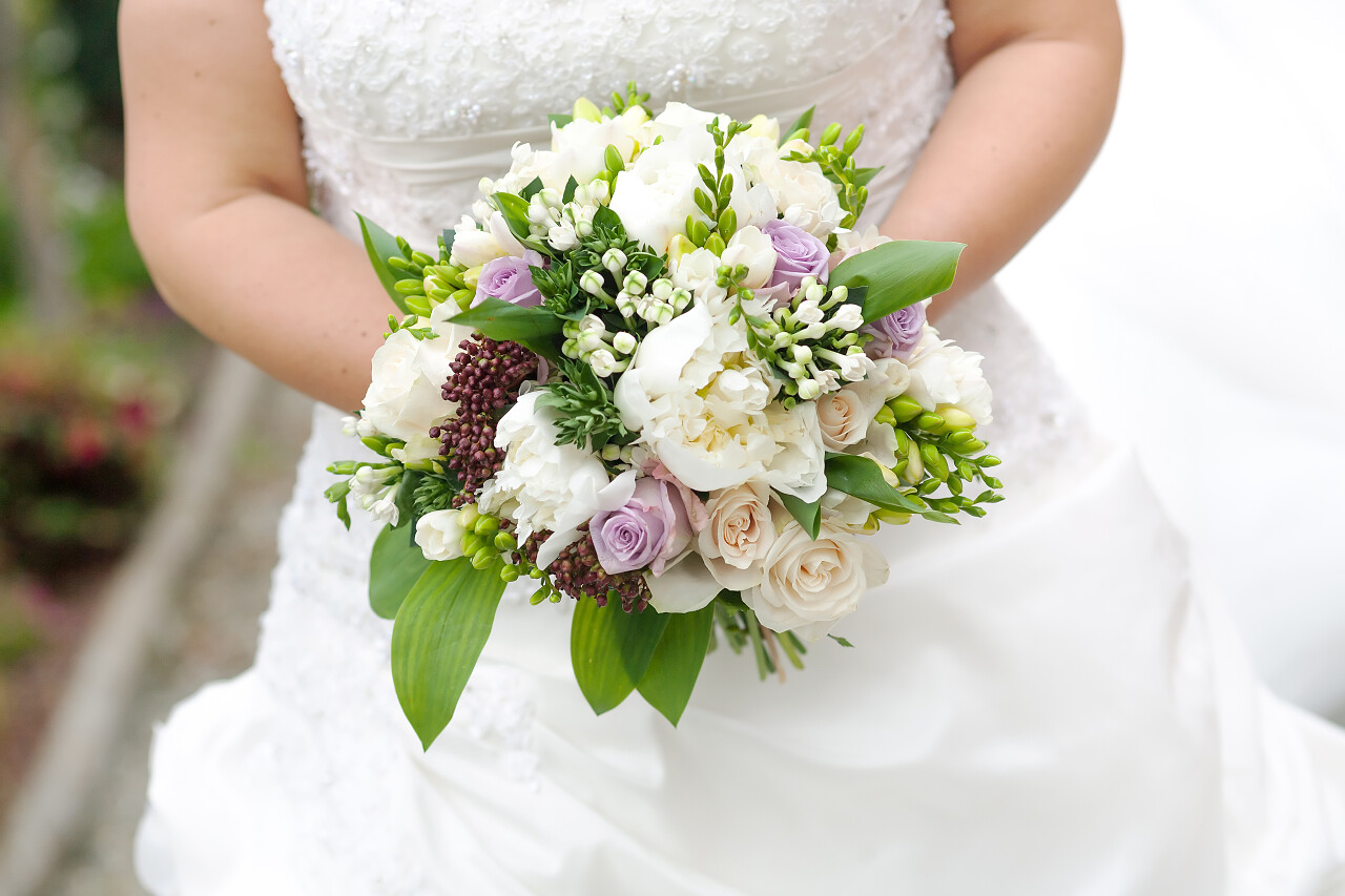 新娘拿捧花的特写
