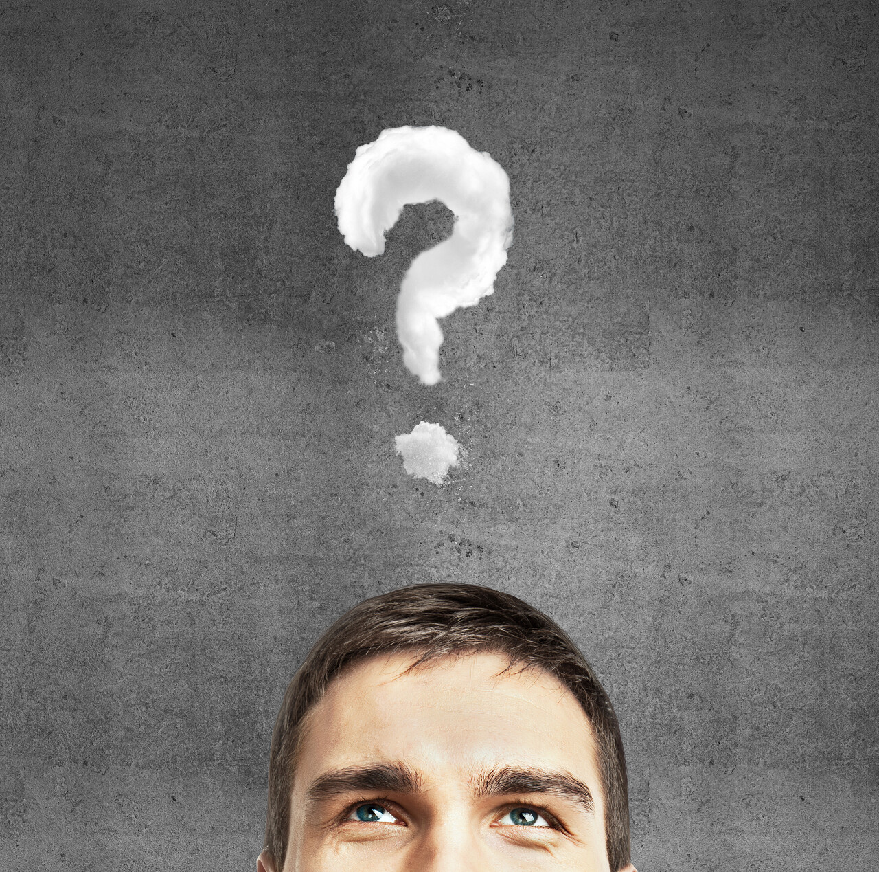 年轻男子有灰色的背景上的问号提高记忆力糊涂