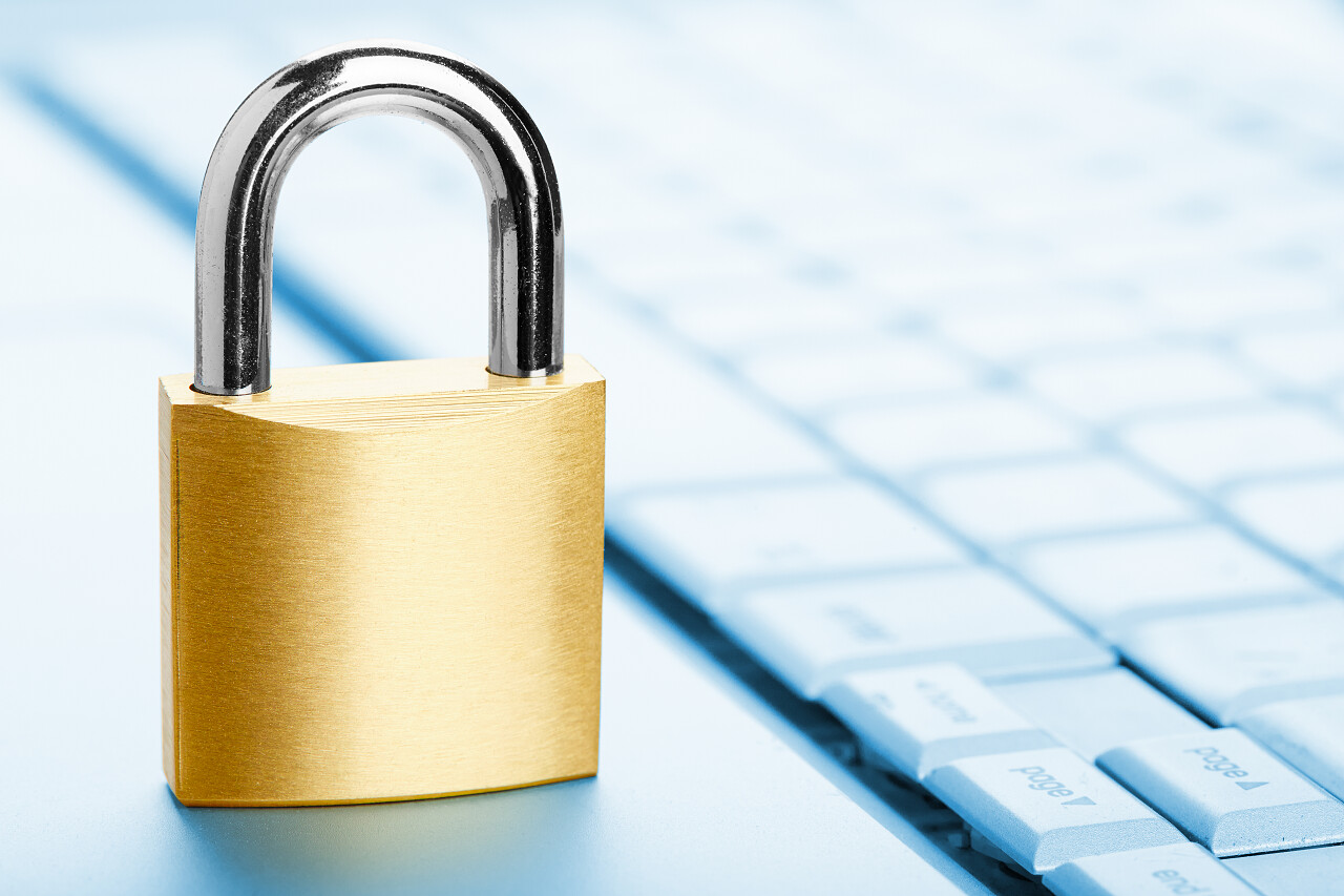 笔记本电脑键盘上的挂锁特写