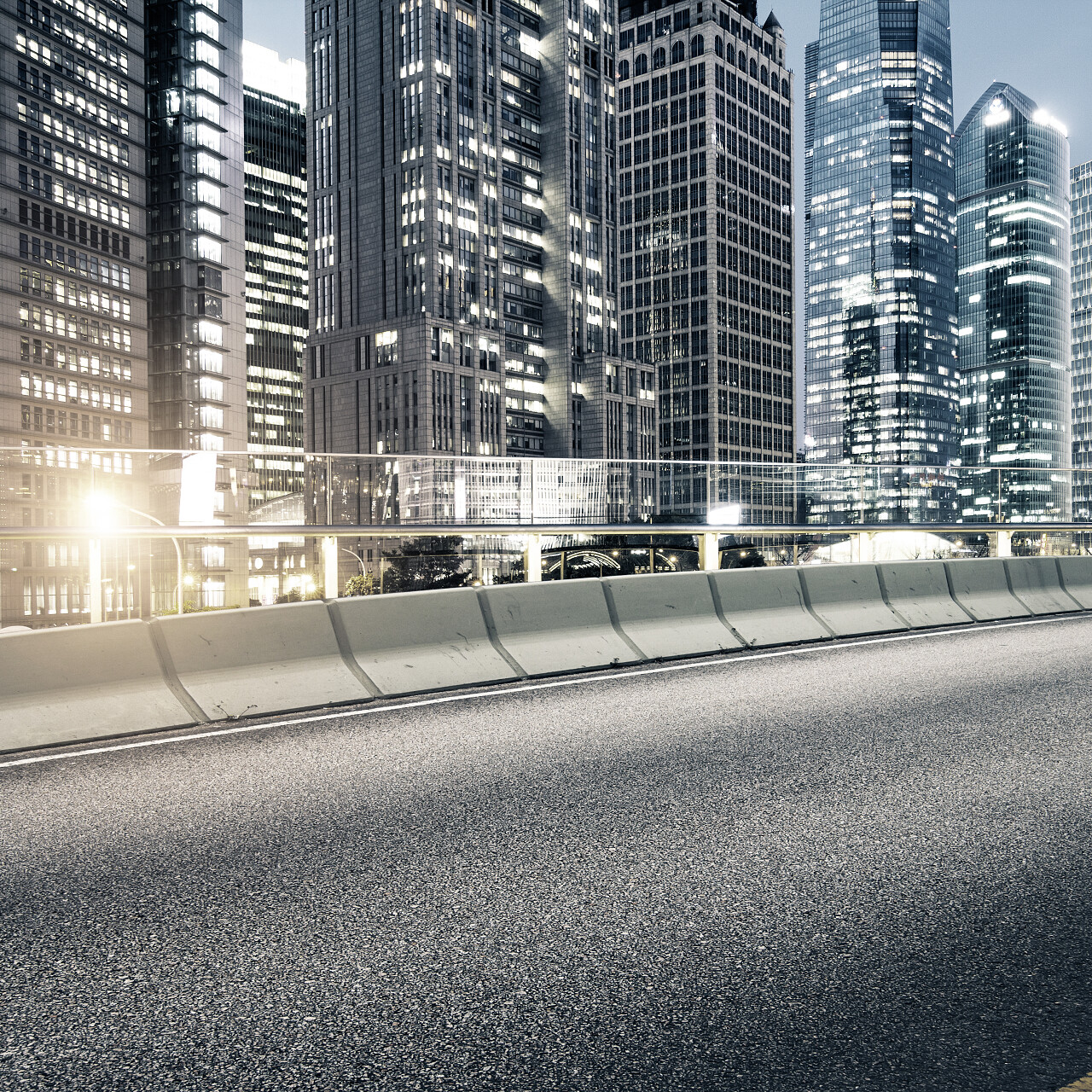 城市和路中的现代办公大楼背景