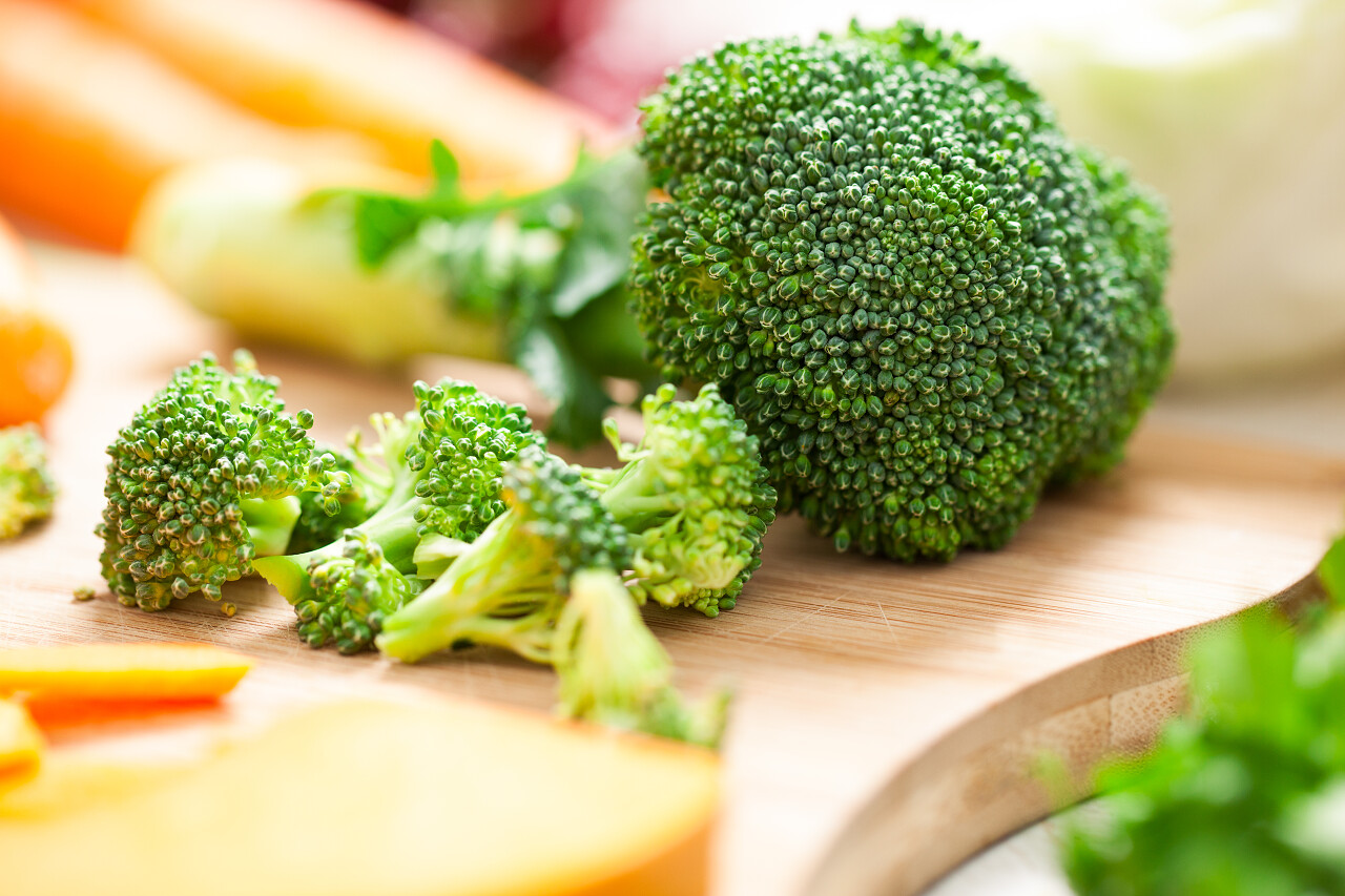 在菜板上新鲜绿色西兰花