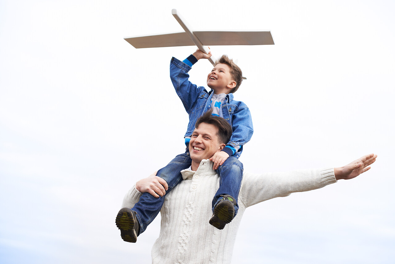 父亲节人物爸爸父亲父亲节人像父爱感恩父亲节照片中快乐的男孩与玩具飞机和他的父亲在外面玩耍