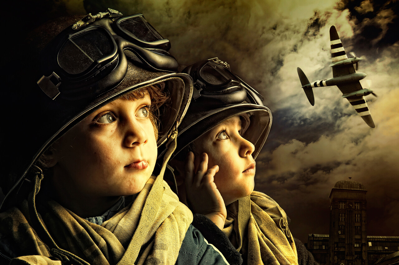 两个小男孩士兵望着天空