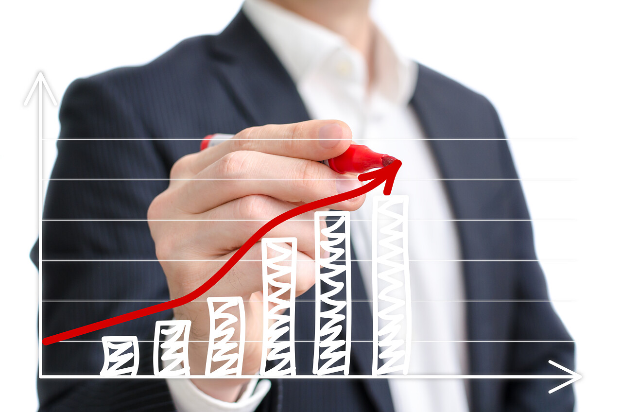 在白板上草绘的利润图提升箭头提升