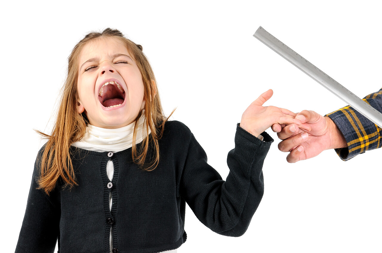 年轻女孩的老师用尺子身体惩罚紧张害怕