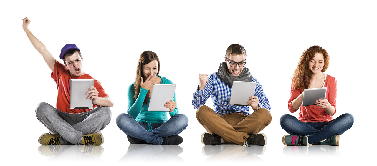 美丽的年轻人在工作室里片