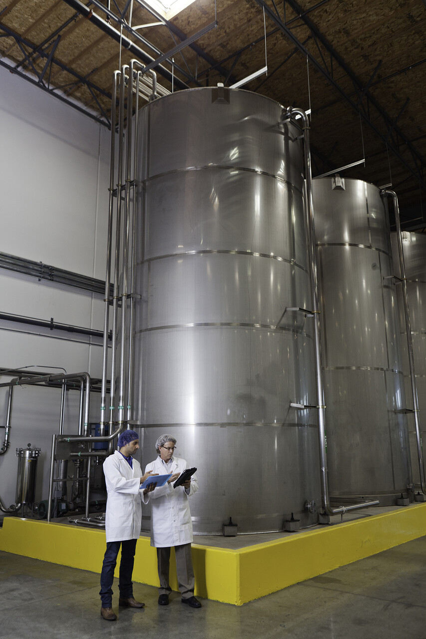 工厂工人讨论数据装瓶厂的全长技术工人