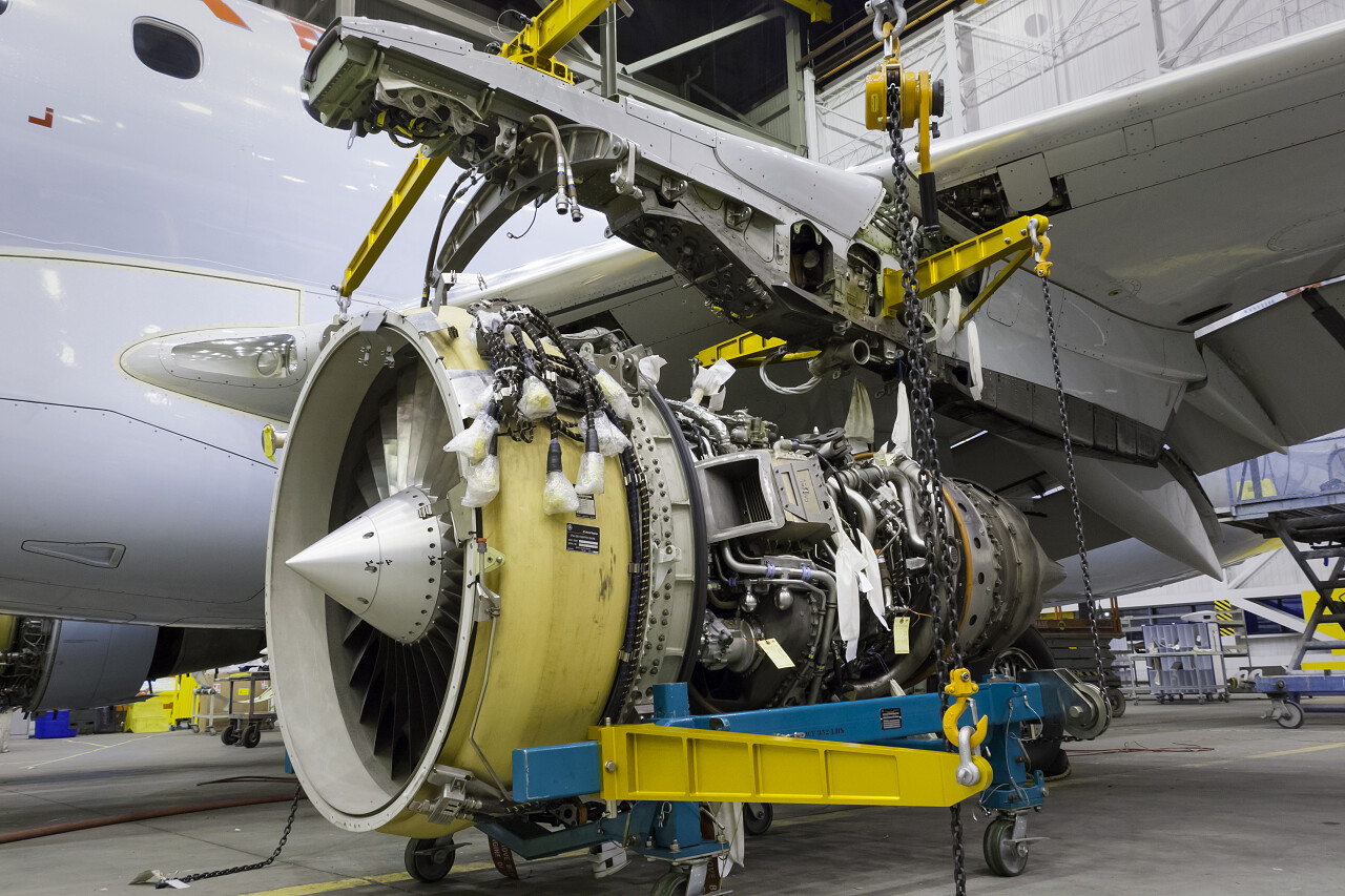 飞机发动机悬浮在机翼上的发动机索具