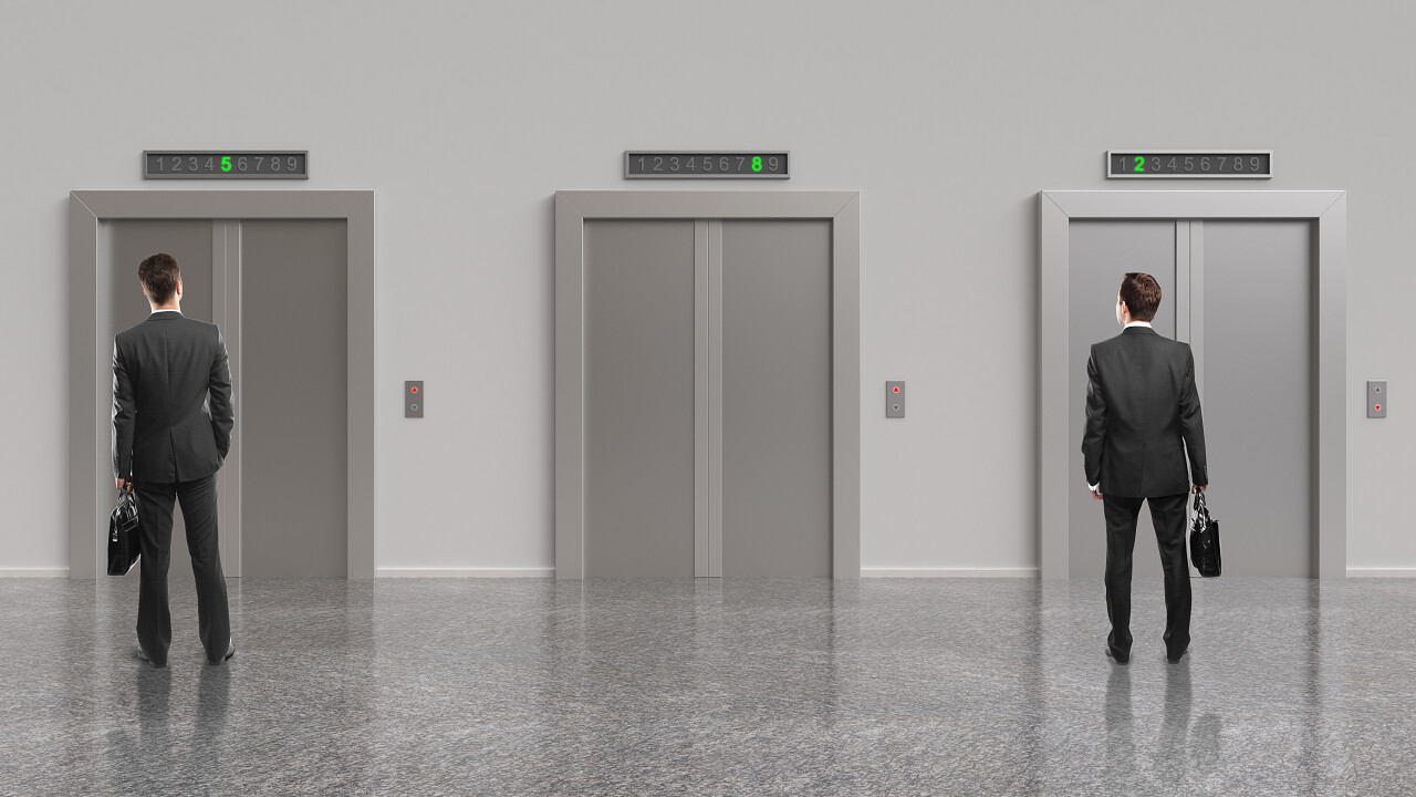 两名商人和电梯的闭门