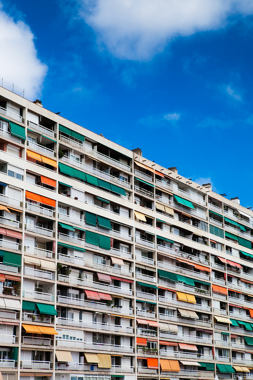 此公寓块与很多小的旧单位的视图