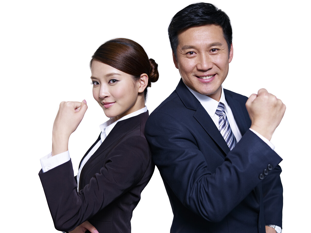 亚洲男人与女人背靠背站着举起一个拳头奋斗拳头加油拳头胜利成功人士