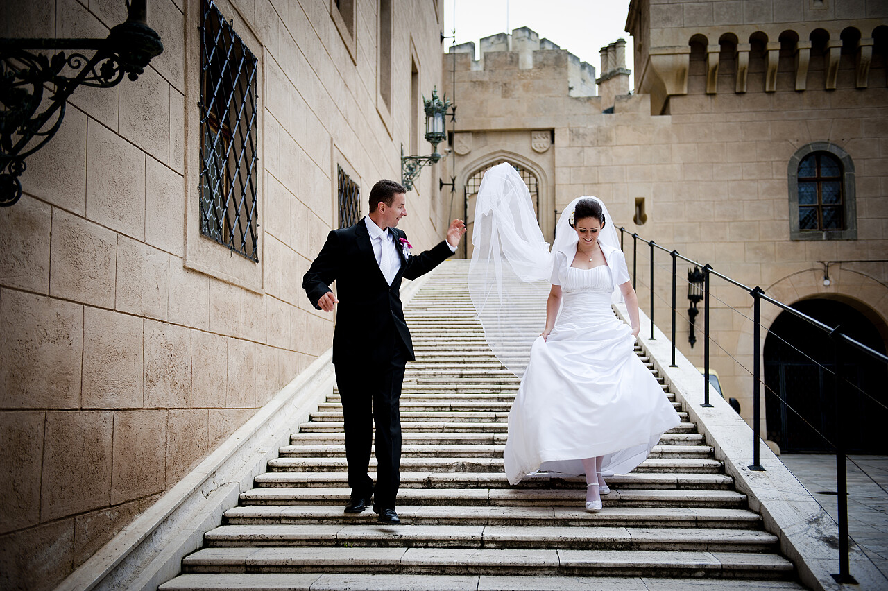 新娘和新郎在城堡里拍摄婚纱照