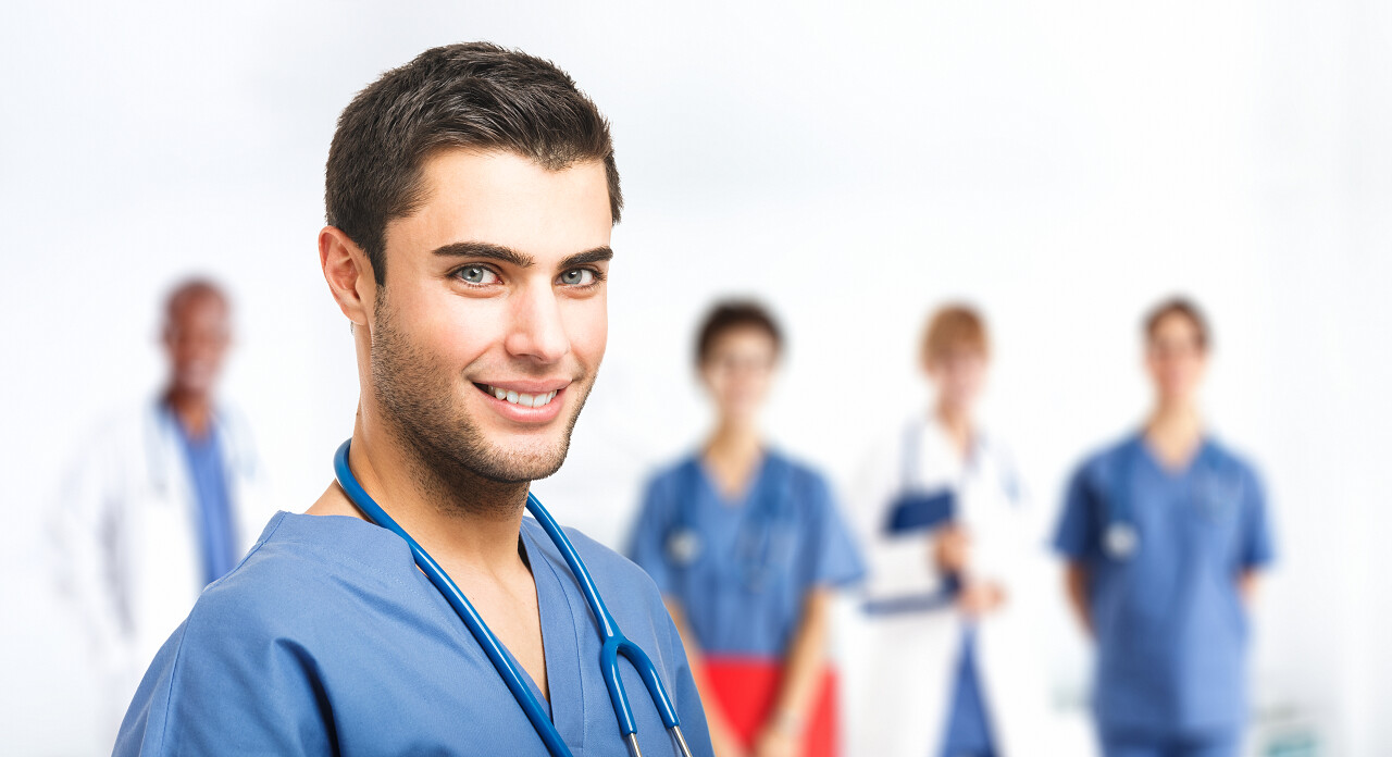 英俊的医生和他的医疗团队