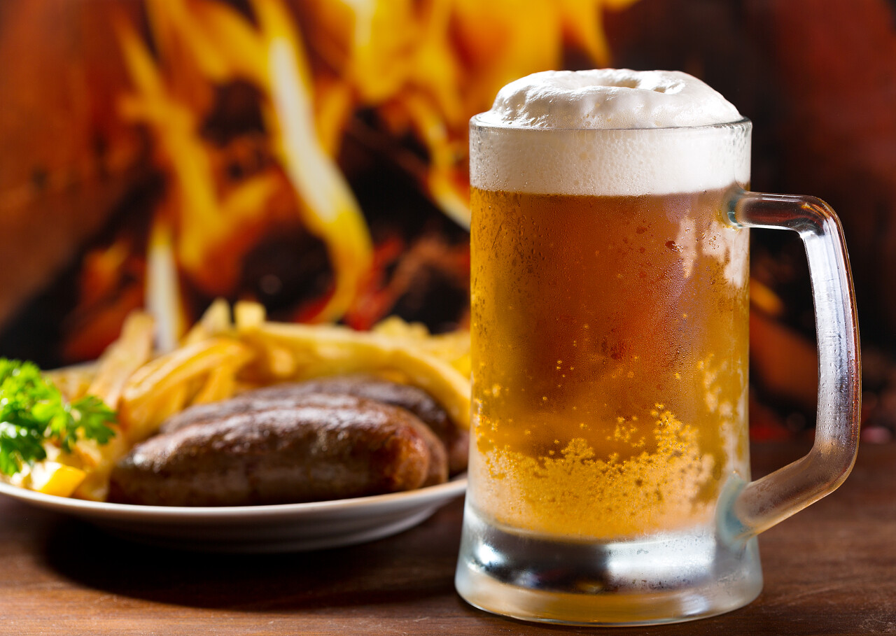 一杯啤酒和一盘烤香肠