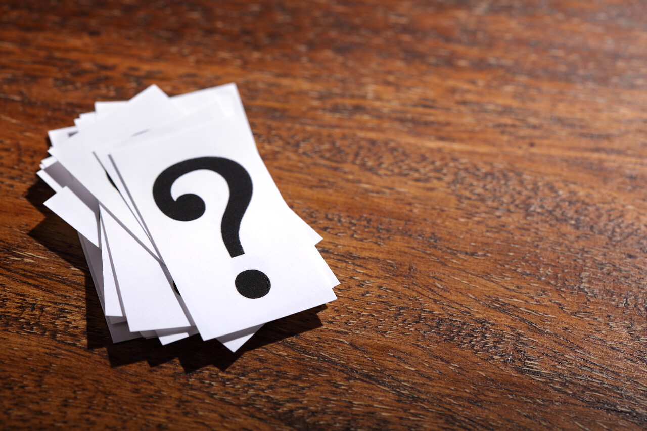 在桌子上有问号的白色卡牌糊涂