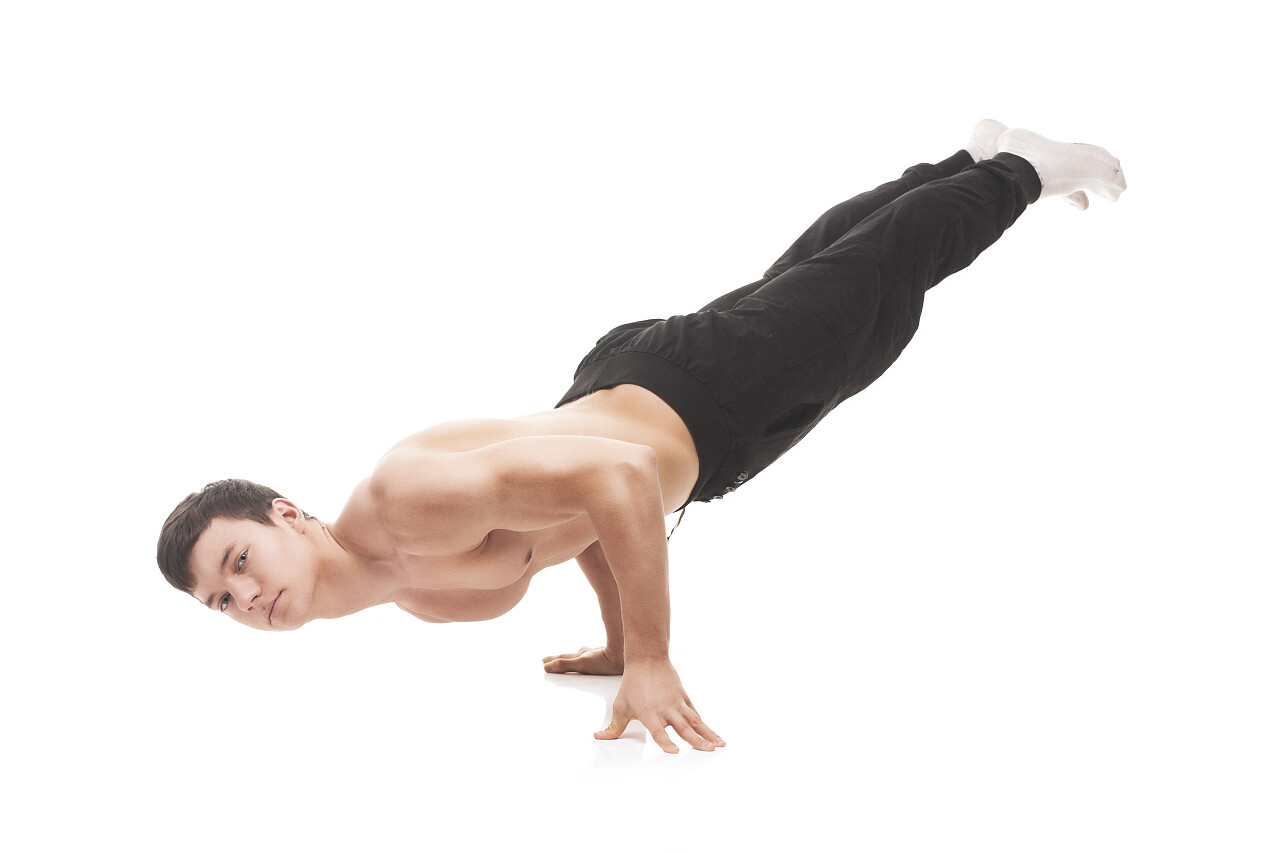 年轻人做推高行使在白色背景上孤立