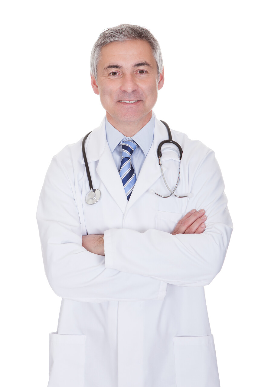 白色背景的快乐成熟带着听诊器男医生