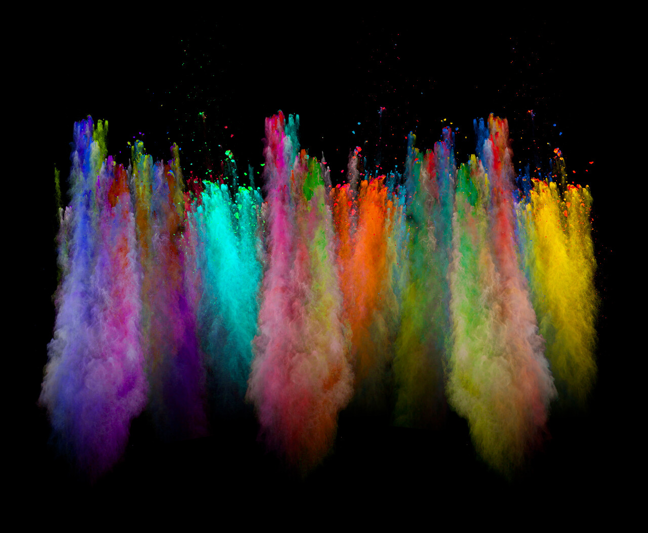 在黑色背景上分离的彩粉