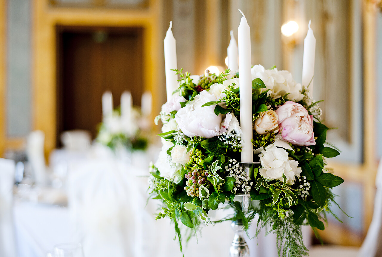 美丽的鲜花婚礼餐桌装饰婚礼接待处