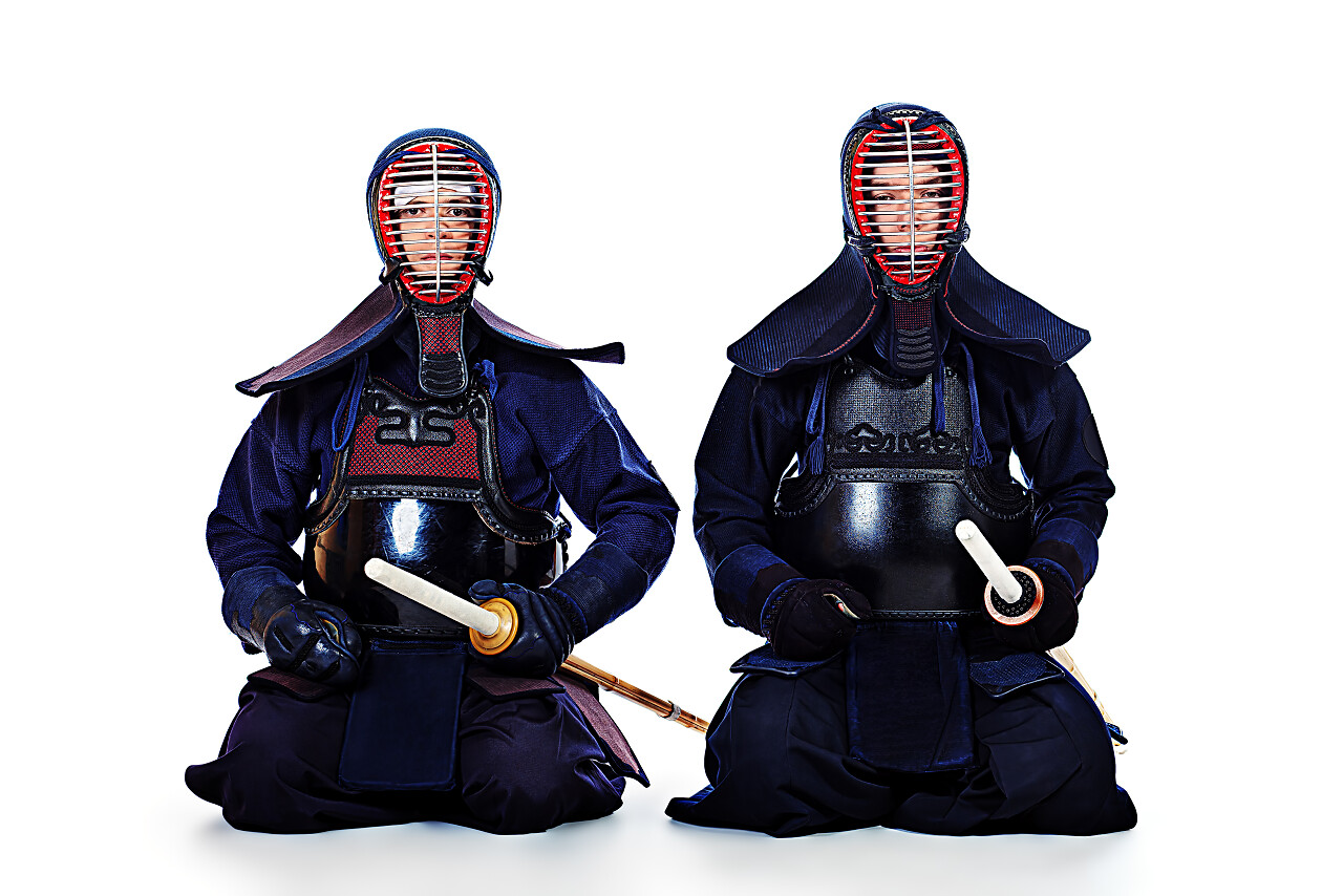 两个在一起构成的剑道战士白色背景亚洲武术