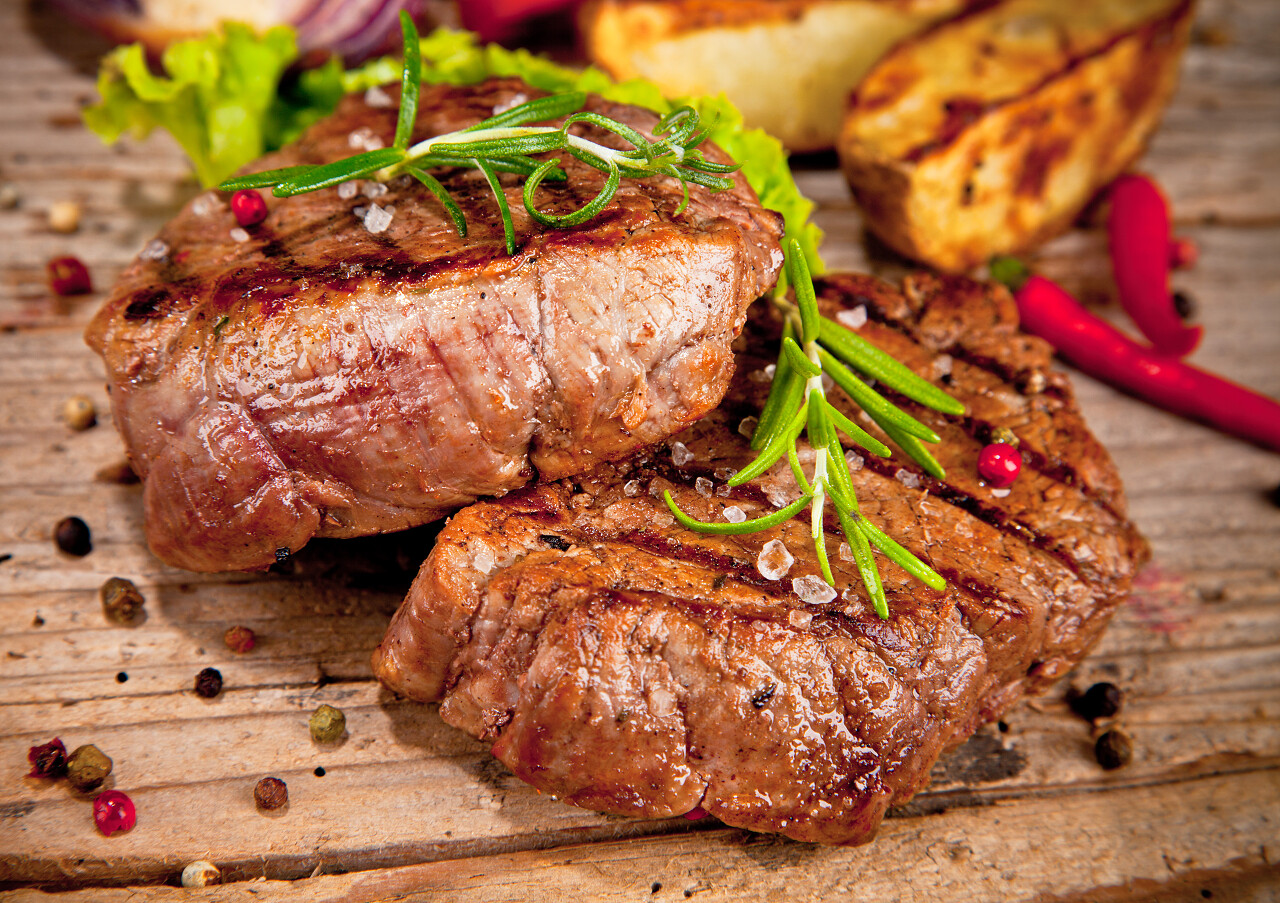 在木材上的牛排西餐牛排