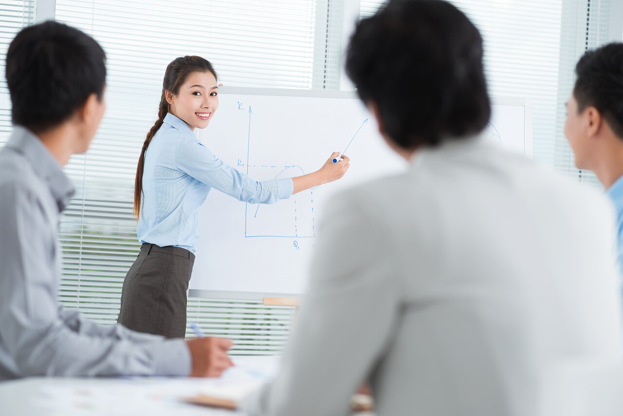 提出新想法的年轻女同事