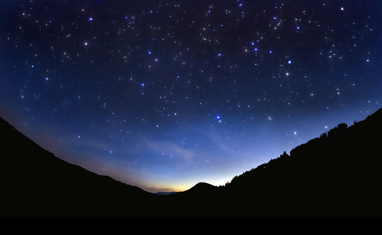 星空中的村庄和橙色日落