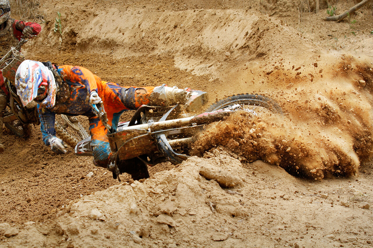 摩托车越野赛摔倒