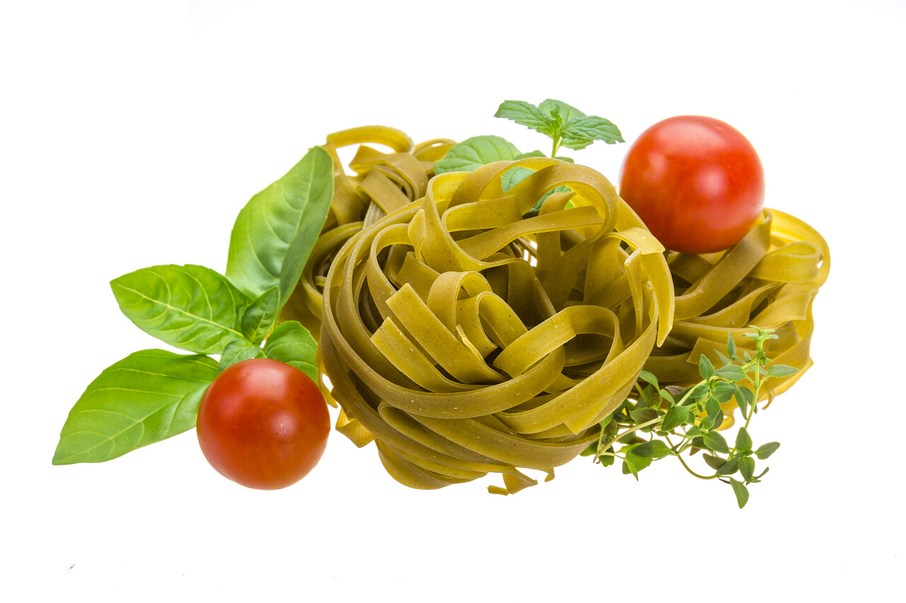 罗勒和番茄菠菜