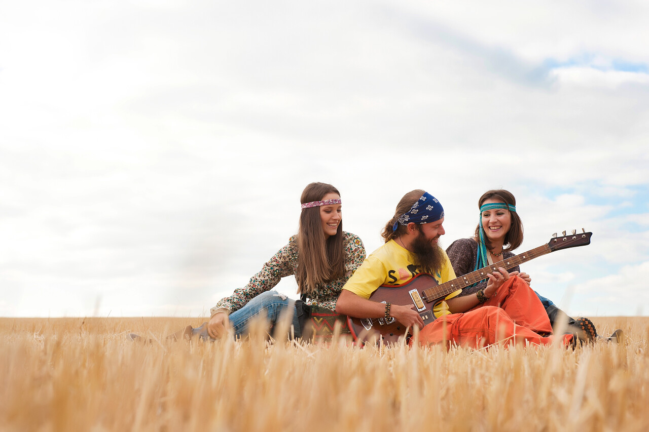 在播放音乐的嬉皮组