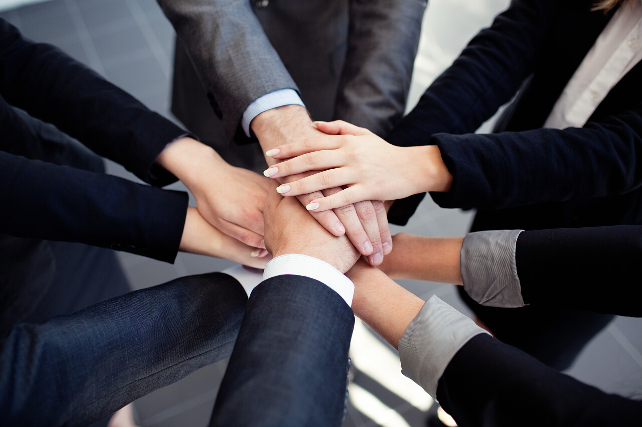 放在一起的手合作团队加油团结握手团结手势合作平台商务合作握手