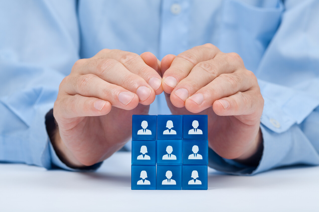 保护的商人和人员多维数据集的姿态与代表一群人的图标