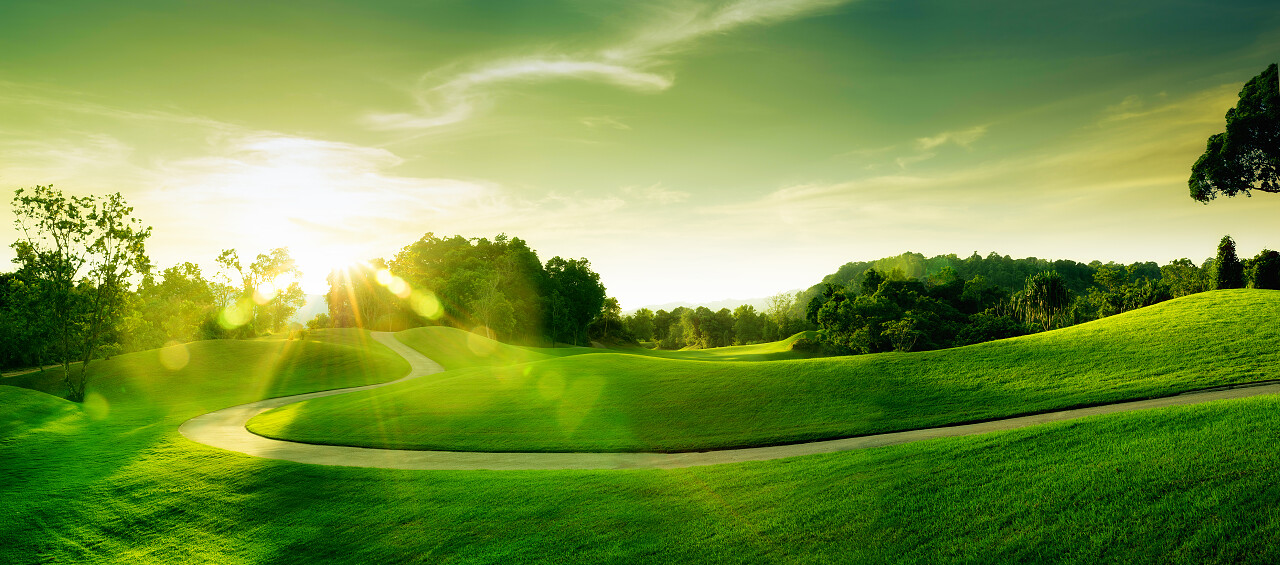 蓝天背景下美丽的青山全景