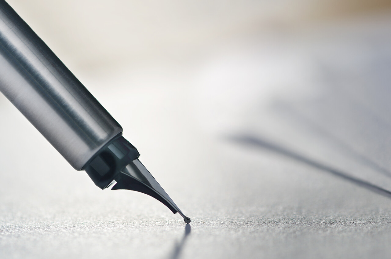 关闭的一支钢笔写在一张纸上