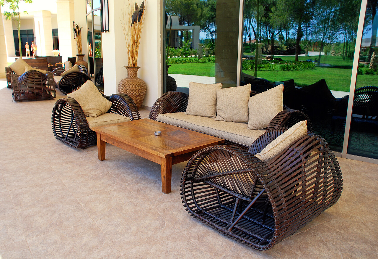 柳条户外家具在豪华度假村的露台上