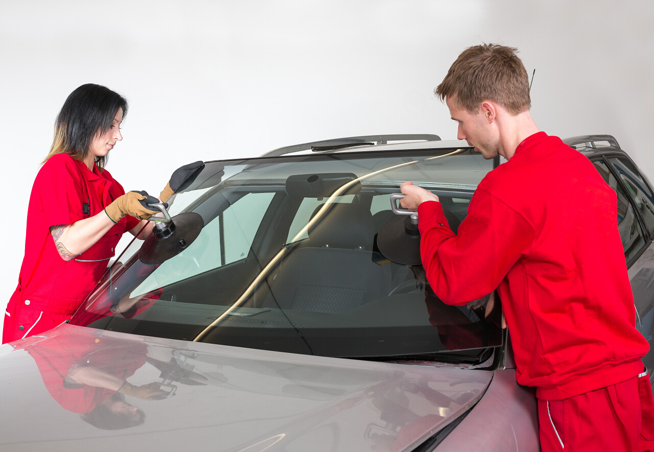 删除的挡风玻璃或车上的挡风玻璃的玻璃剪裁工