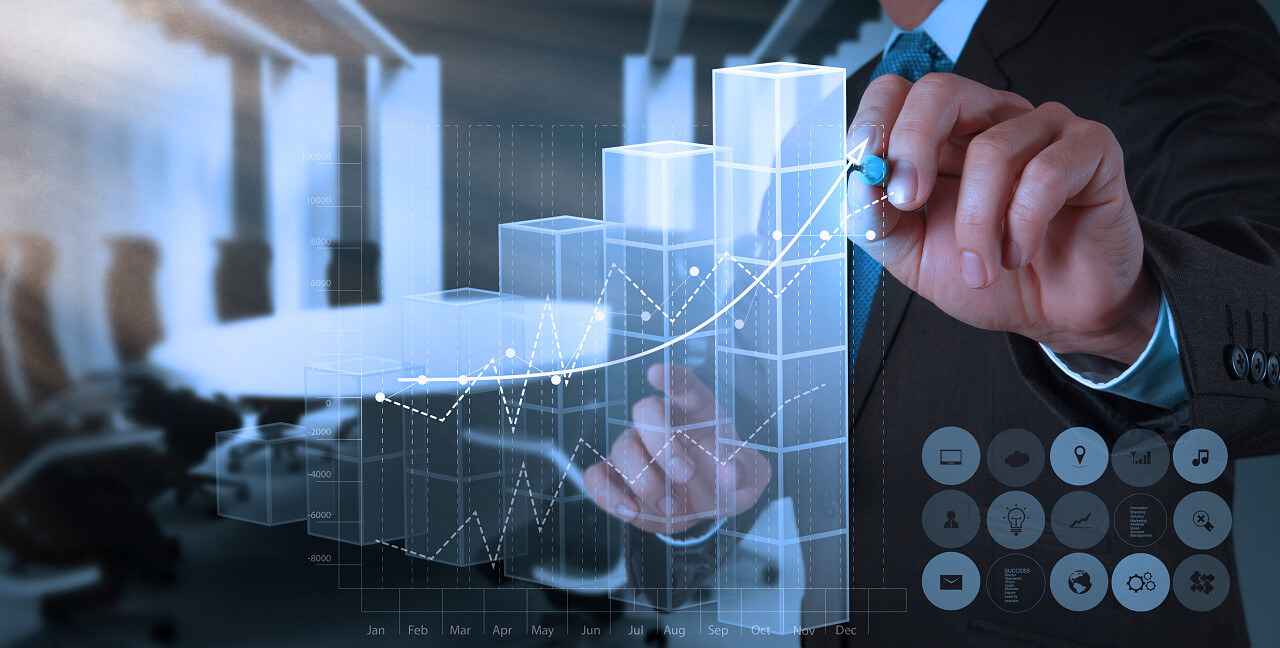 商人手虚拟屏幕上绘制业务成功图表概念提升箭头提升