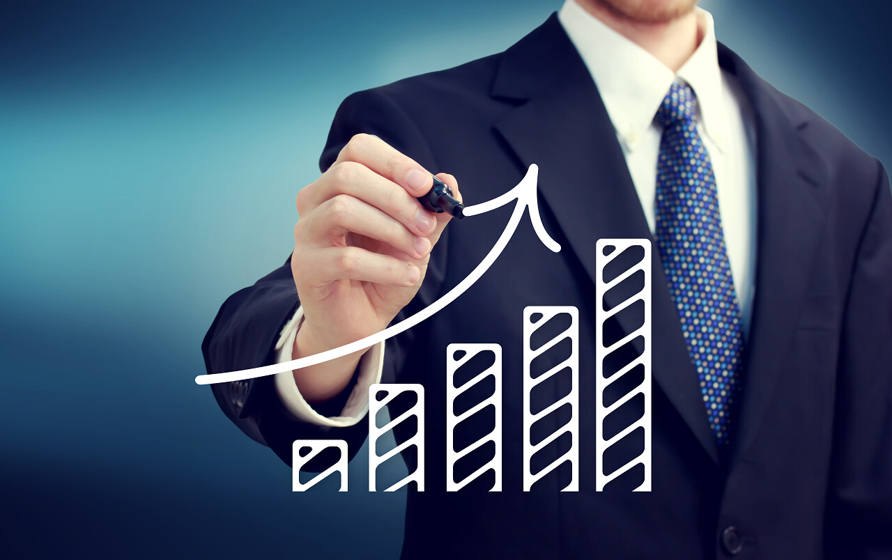 商人在条形图绘制一个不断上升的箭头激励提升箭头提升