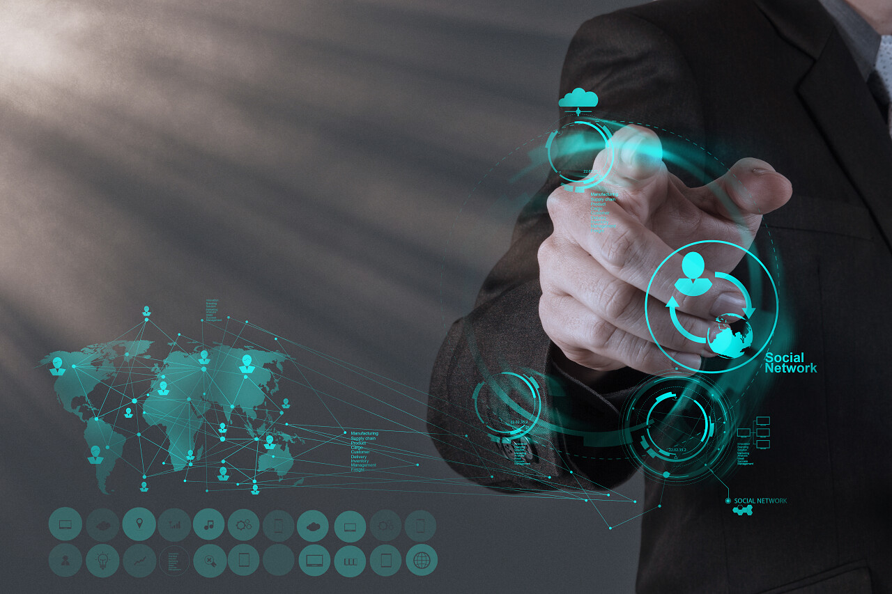 与新的现代计算机打交道的商人展示了社交网络结构