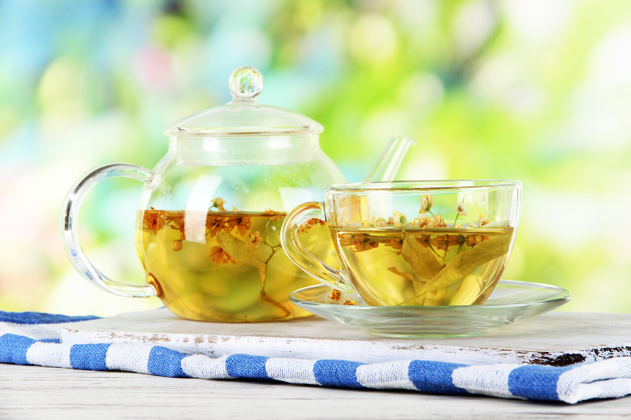 户外桌子上的茶壶