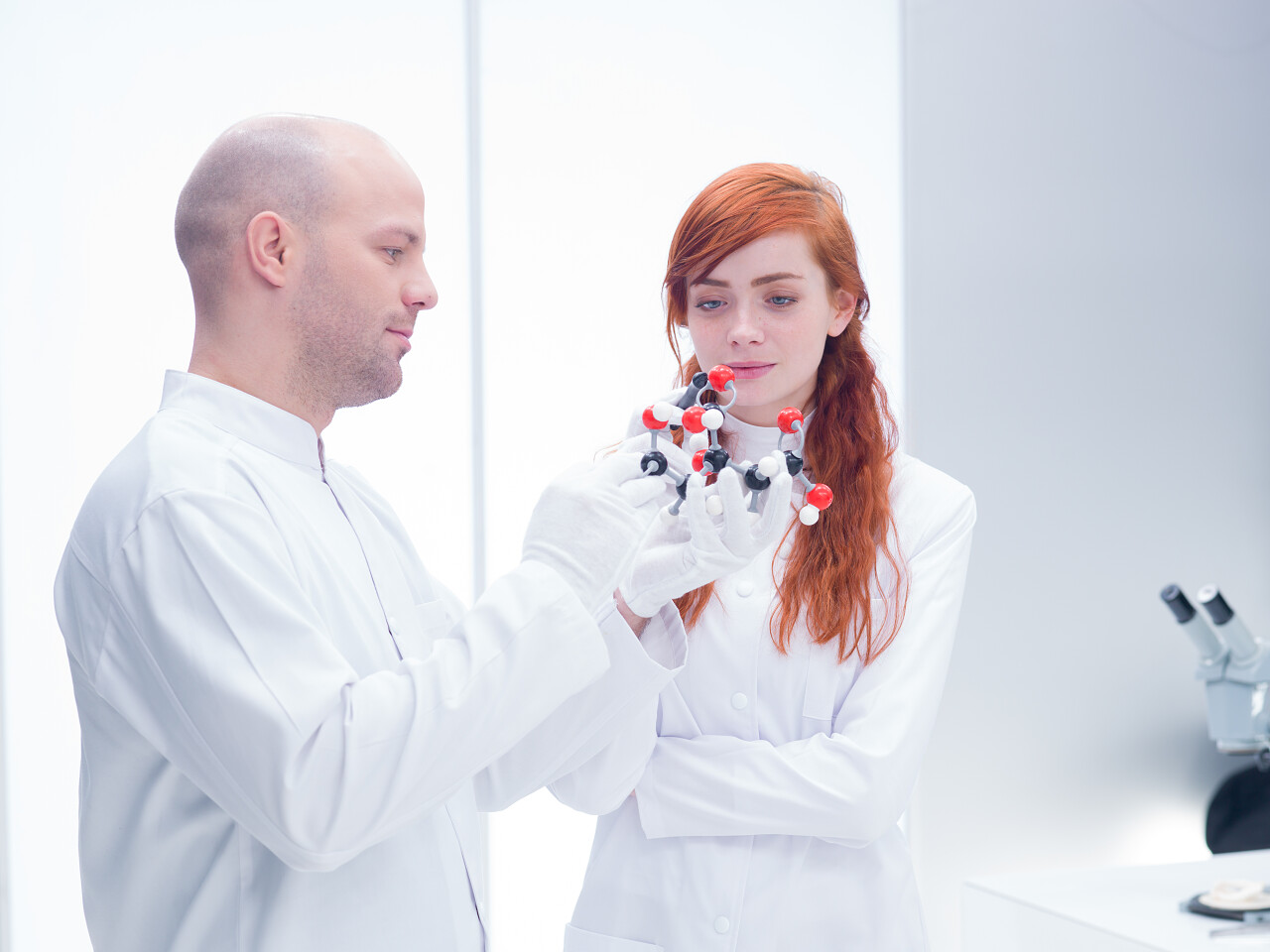 化学实验室里观看化学分子模型的学生和的老师