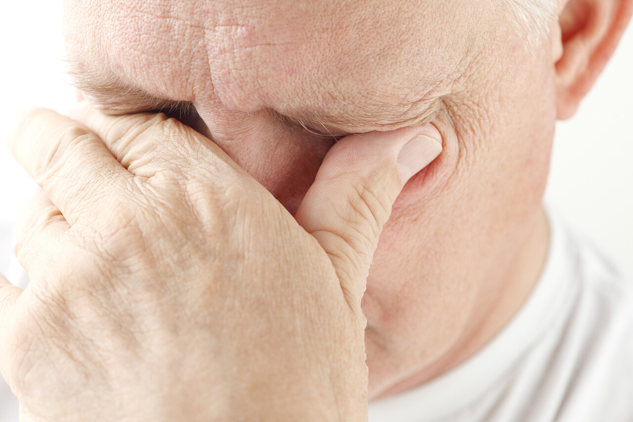 过度劳累的老男人试图减轻他眼睛疲劳疲劳犯困