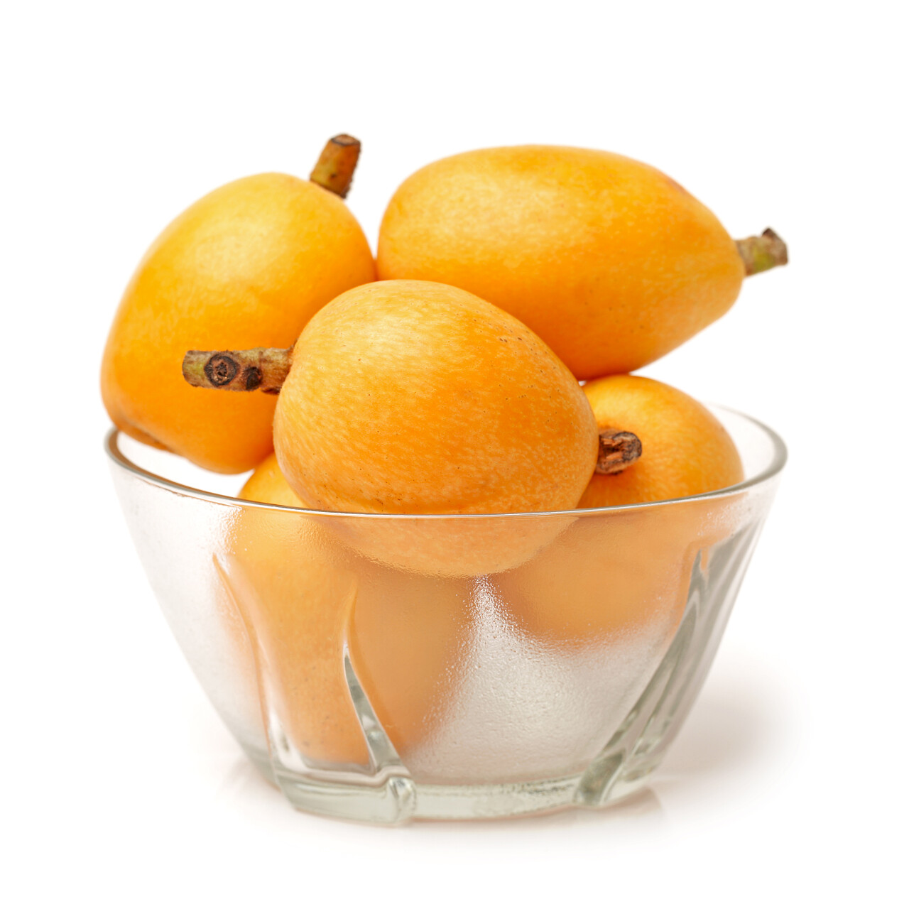 枇杷果实在玻璃碗里