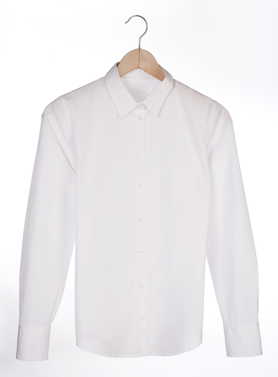 衣架上的白衬衫