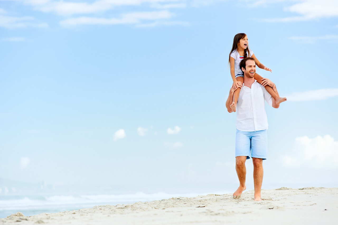父亲节人物爸爸父亲父亲节人像父爱感恩父亲节女孩骑在父亲肩膀上在海边散步爱情