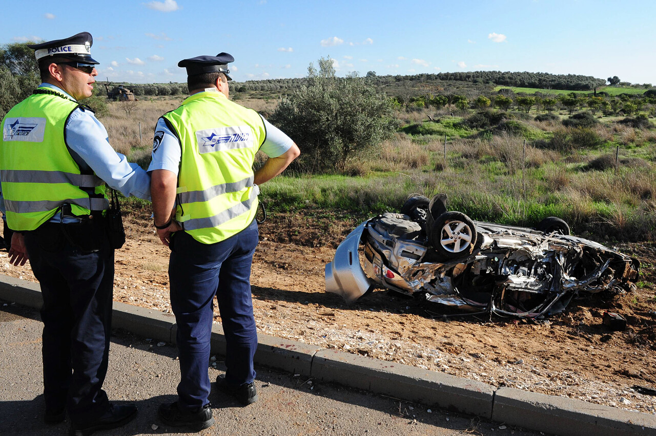 交警在处理汽车意外