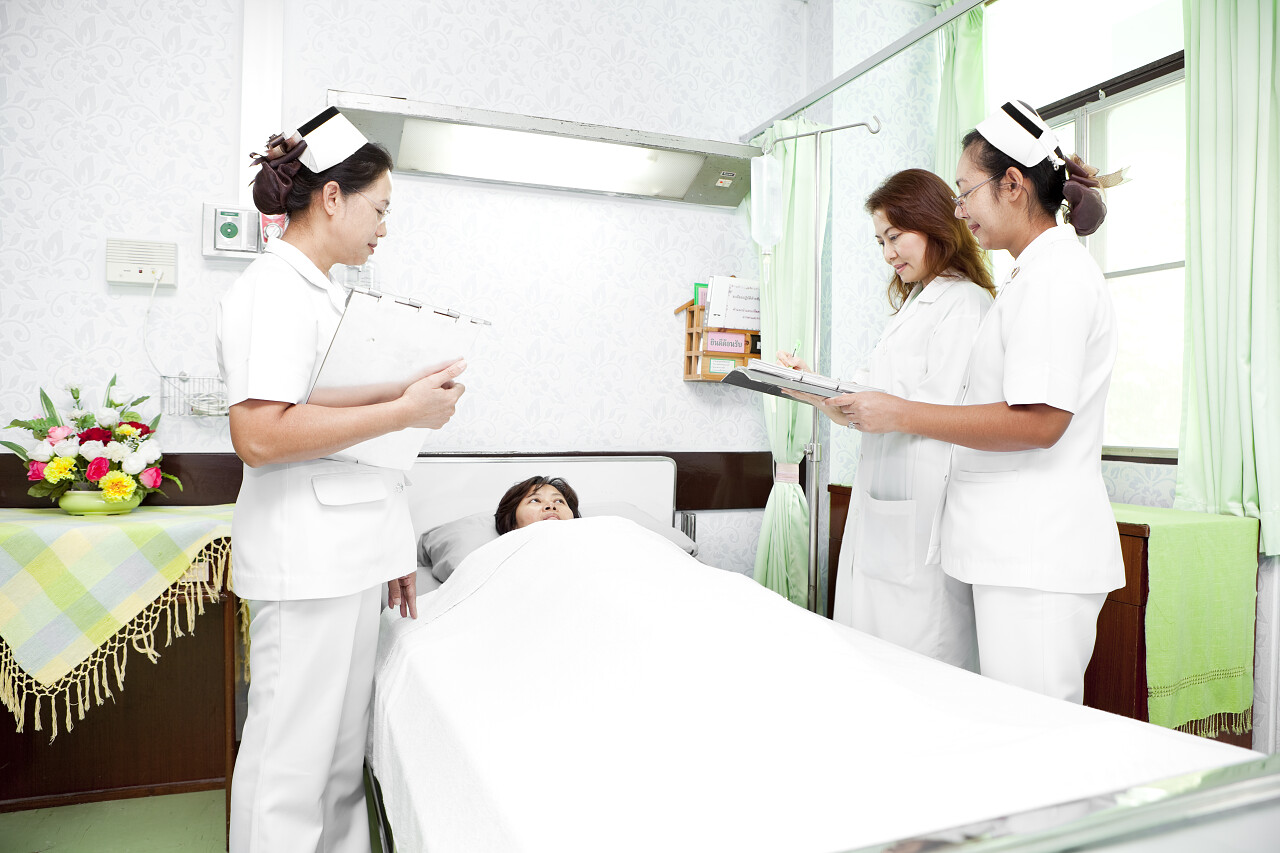 一名医生和同事们与病人交谈的肖像医生看诊病人