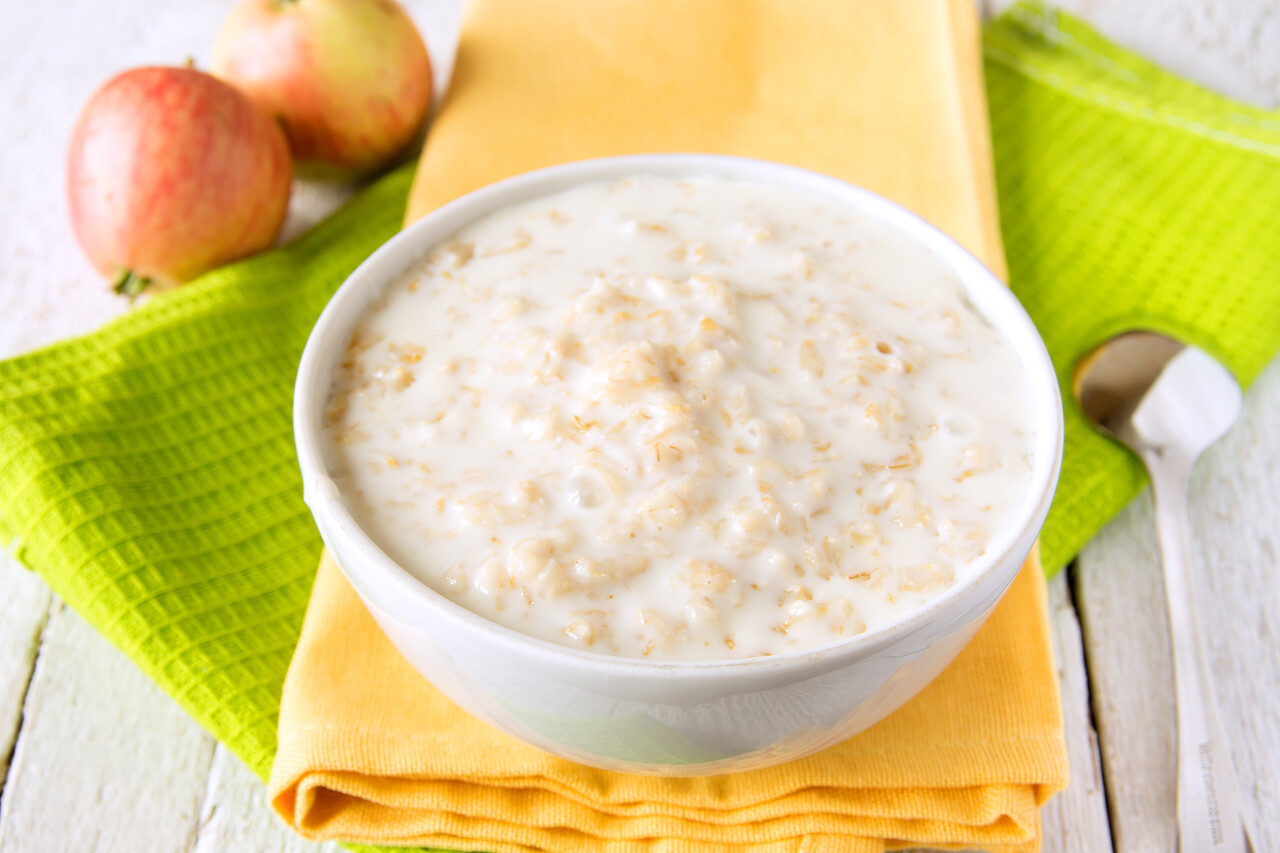 燕麦粥和勺子餐巾